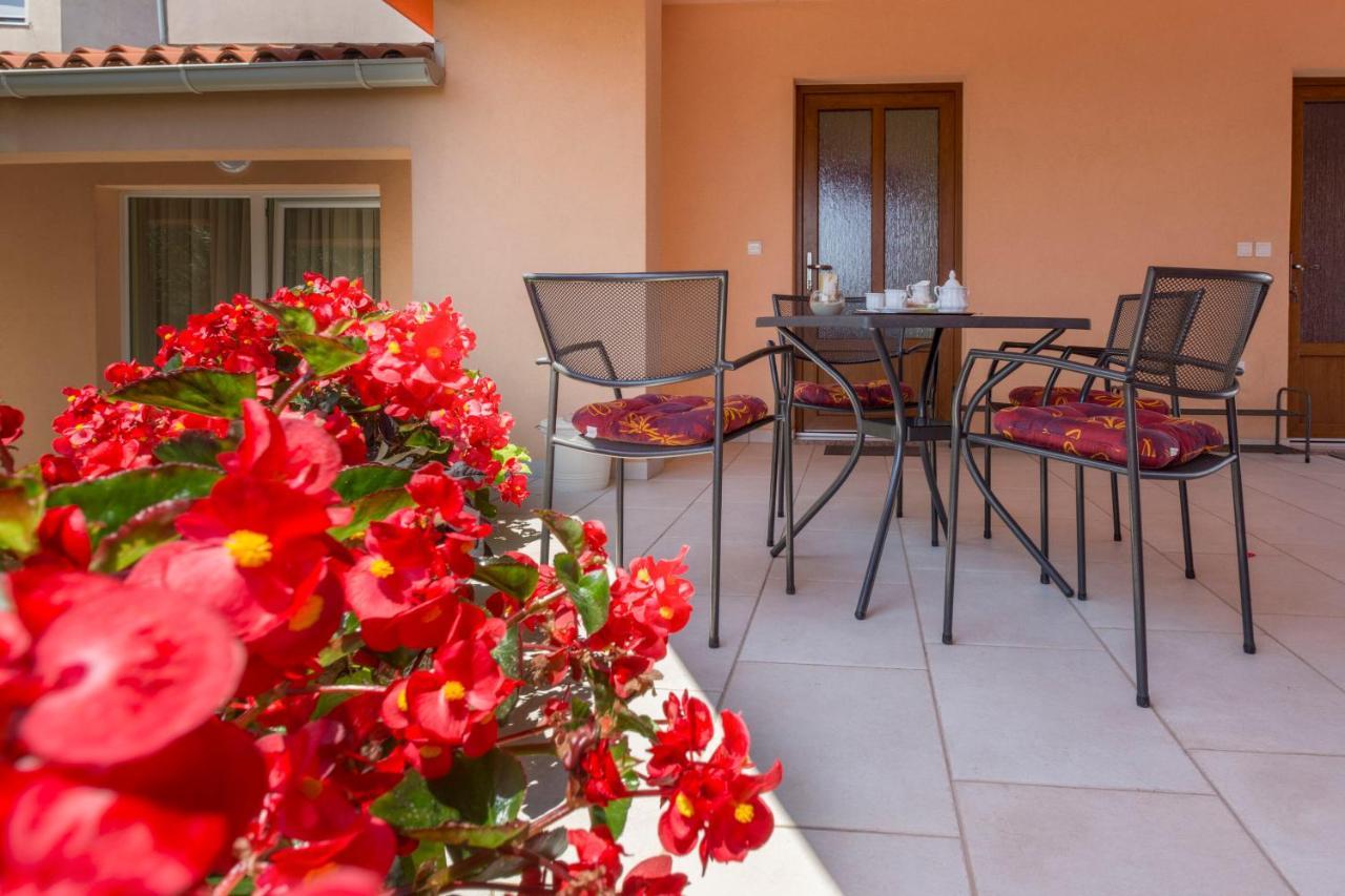 Apartments Petra Near Beach Veruda Exterior photo